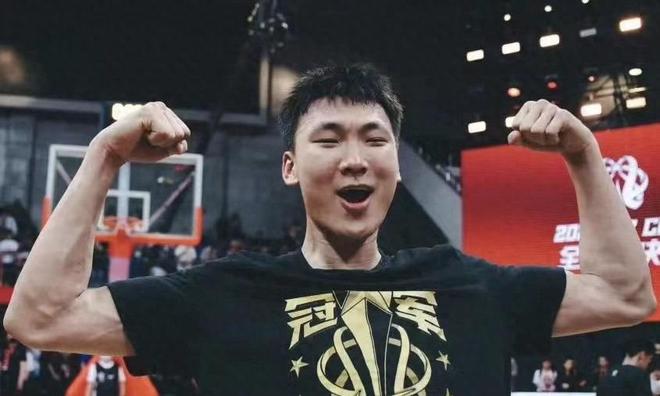 21岁CBA小将淡厚然,扣篮技术炸裂,高中便拿MVP,易建联为他颁奖